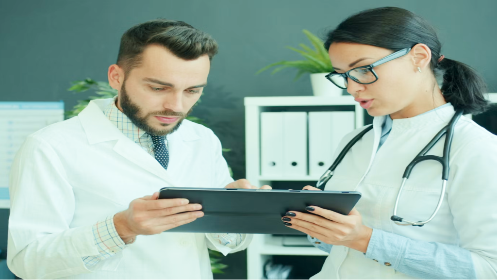 Twee huisartsen bekijken patiëntverzoeken op een tablet