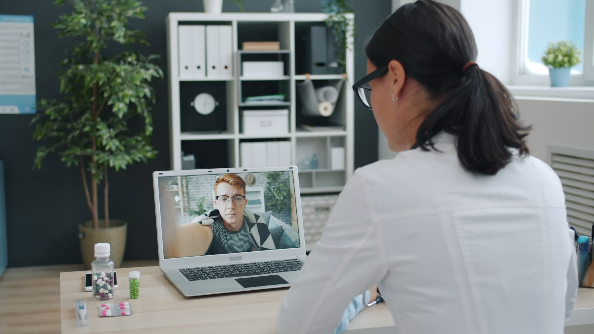 Huisarts in een videoconsult op afstand